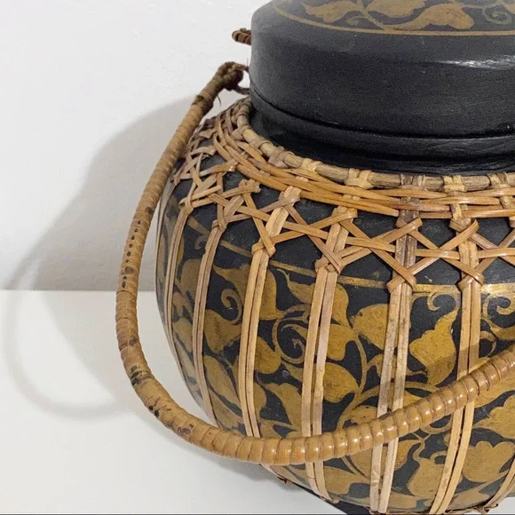 Vintage Hand Made Asian Basket with handle and lid - Picture 10 of 13